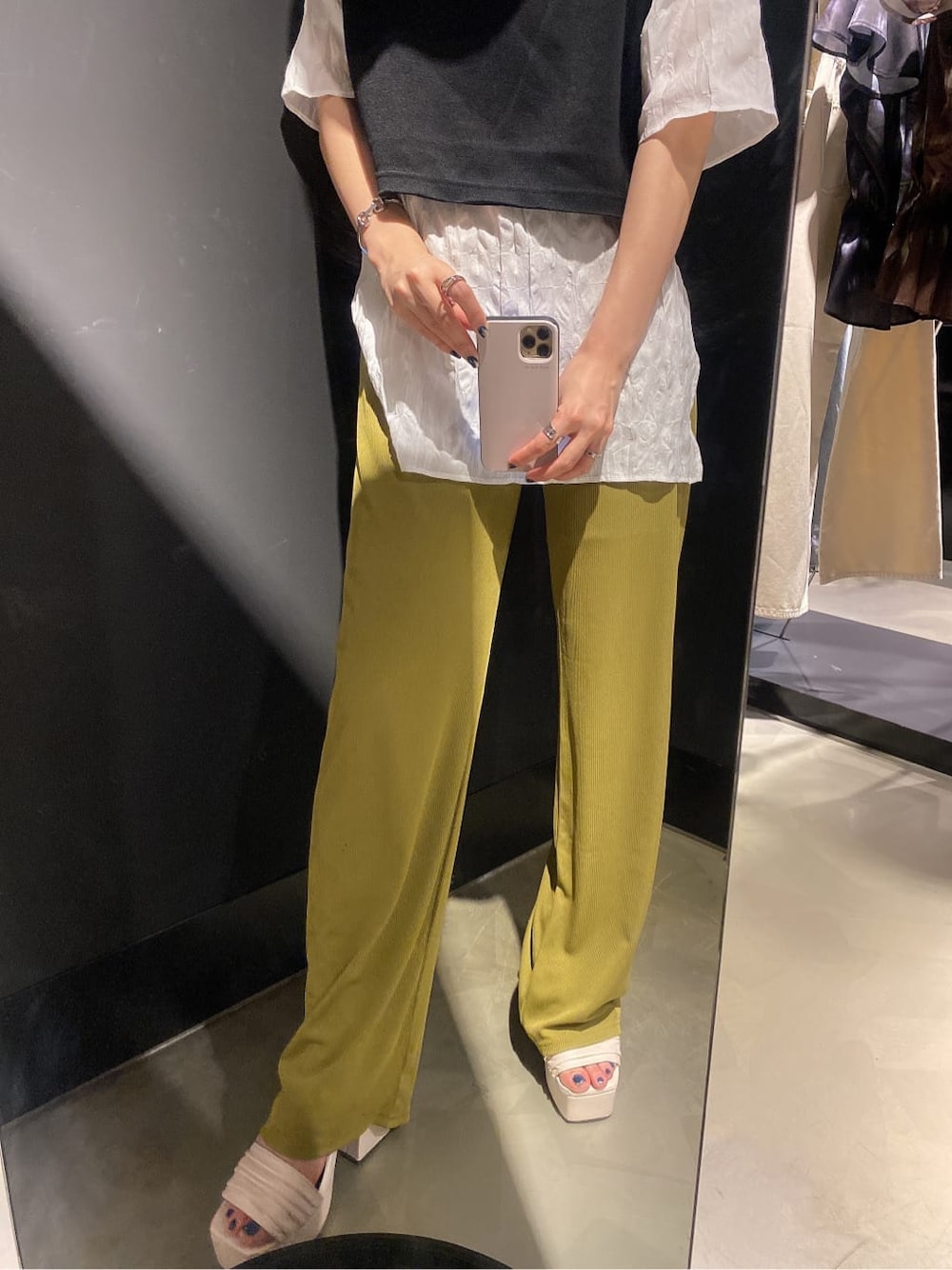 ブラック系のTシャツ/カットソー、イエロー系のその他パンツ、ホワイト系のサンダルを着用したレディースの夏コーディネートの4枚目の写真