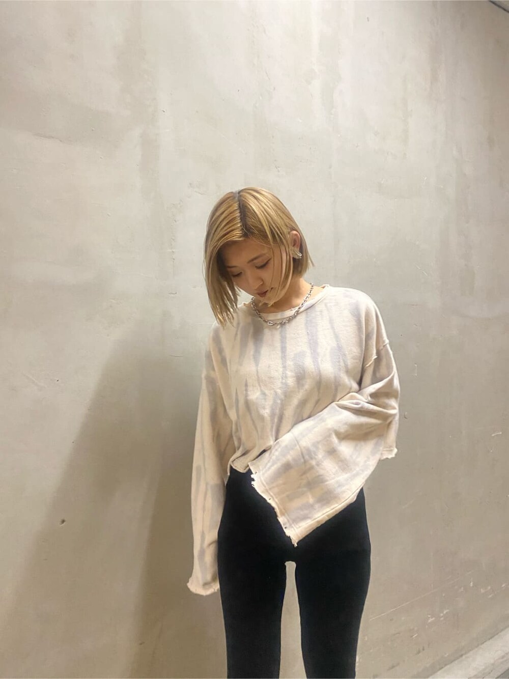 ブラック系のサンダル、ブラック系のデニムパンツ、グレー系のTシャツ/カットソーを着用したレディースの秋コーディネートの3枚目の写真