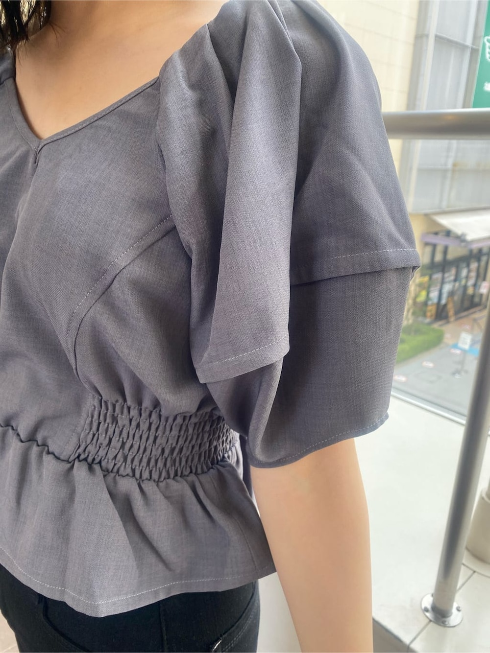 グレー系のシャツ/ブラウス、ブラック系のデニムパンツ、ブラック系のサンダルを着用したレディースの春コーディネートの8枚目の写真