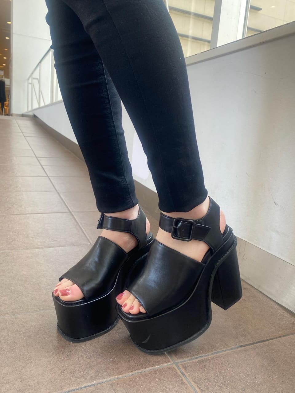 ブラック系のブルゾン、グレー系のワンピース、ブラック系のサンダルを着用したレディースの春コーディネートの9枚目の写真