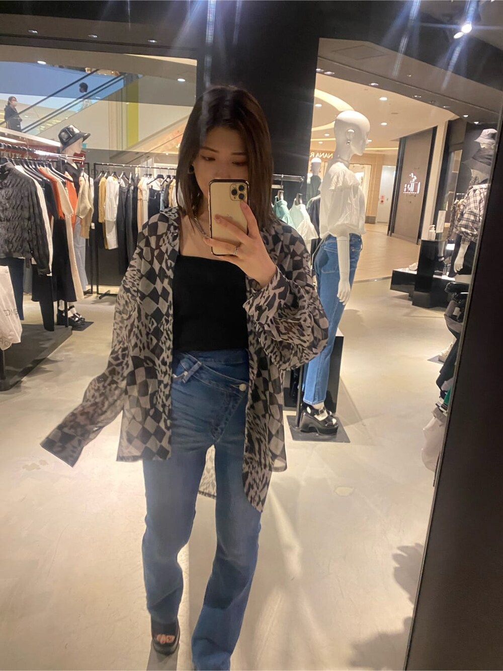 ブラック系のキャミソール、ブラック系のサンダル、その他のシャツ/ブラウスを着用したレディースの春コーディネートの4枚目の写真