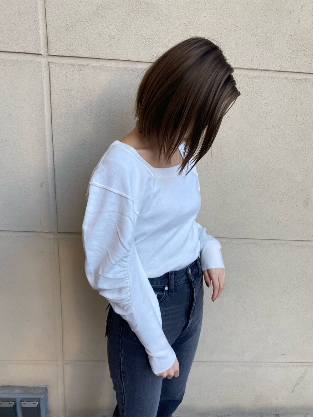 その他のローファー、イエロー系のダウンジャケット/コート、ホワイト系のニット/セーターを着用したレディースの冬コーディネートの6枚目の写真