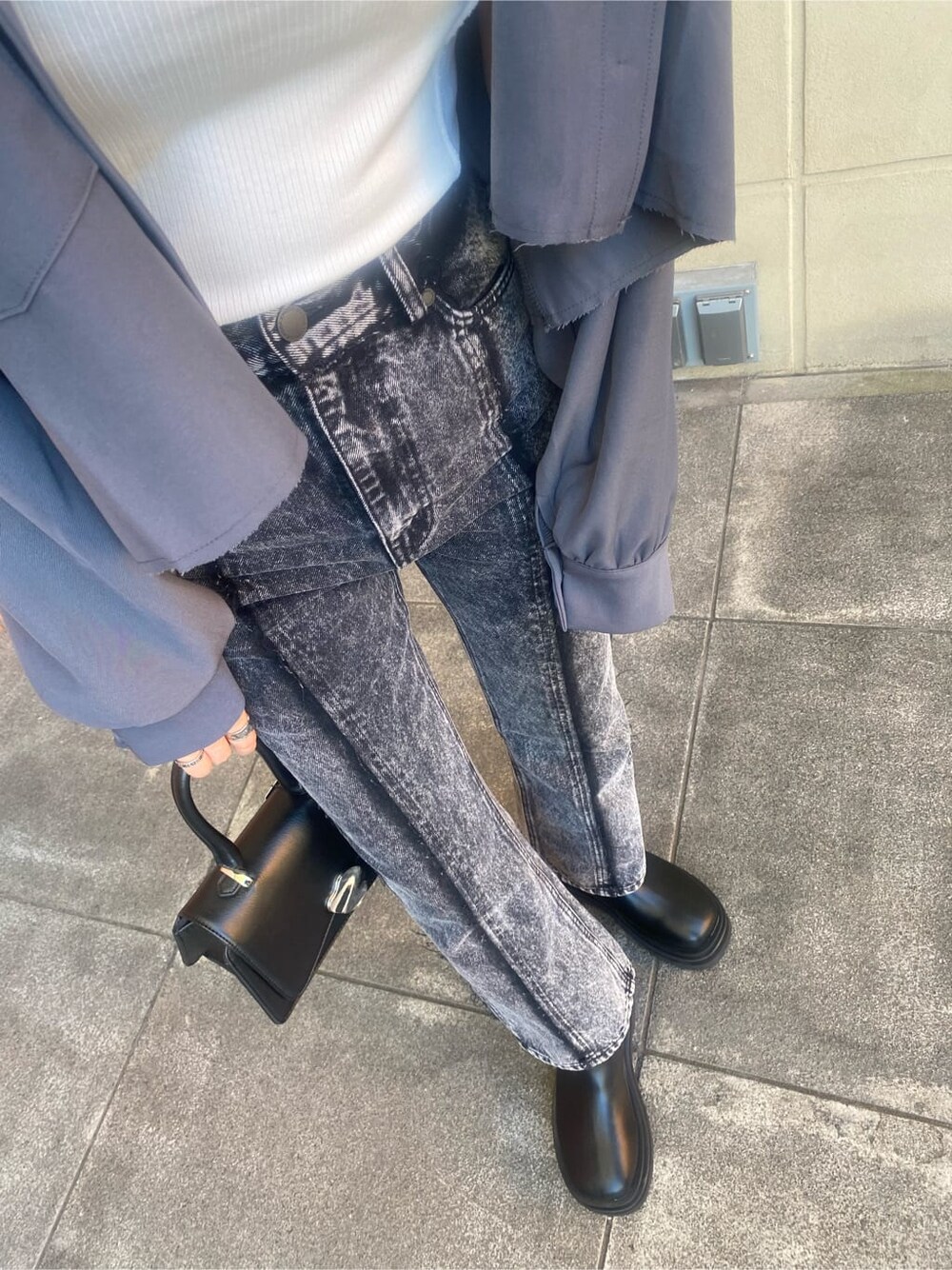 ブルー系のテーラードジャケット、ブラック系のハンドバッグ、ホワイト系のTシャツ/カットソーを着用したレディースの夏コーディネートの6枚目の写真