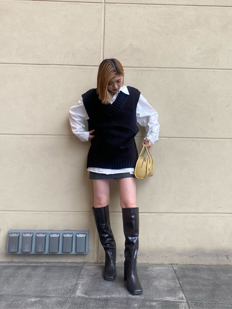 ホワイト系のシャツ/ブラウス、グレー系のスカート、その他のブーツを着用したレディースの秋コーディネートの2枚目の写真