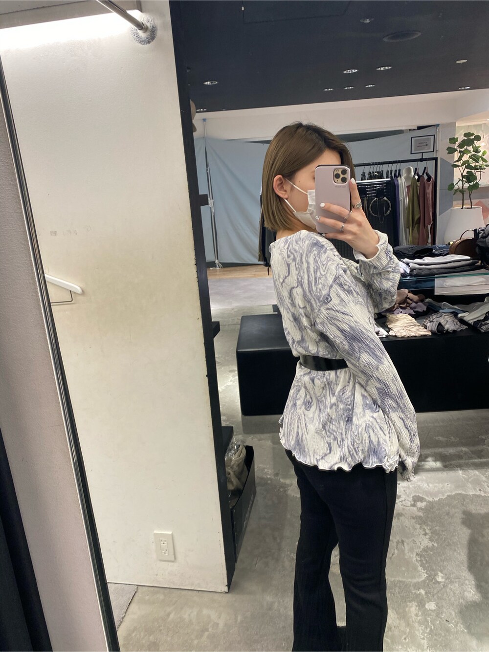 ブラック系のその他パンツ、その他のシャツ/ブラウス、ブラック系のベルトを着用したレディースの春コーディネートの4枚目の写真