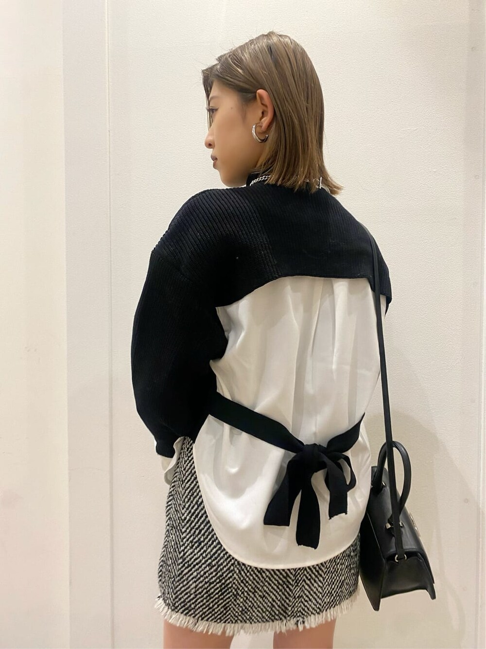 ブラック系のニット/セーター、その他のスカート、ブラック系のブーツを着用したレディースの冬コーディネートの5枚目の写真