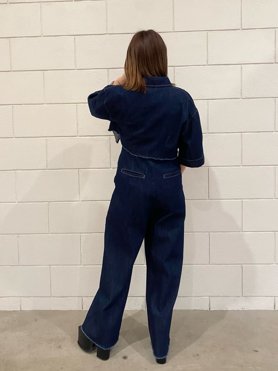 ブルー系のシャツ/ブラウス、ブラック系のサンダル、ホワイト系のニット/セーターを着用したレディースの夏コーディネートの4枚目の写真