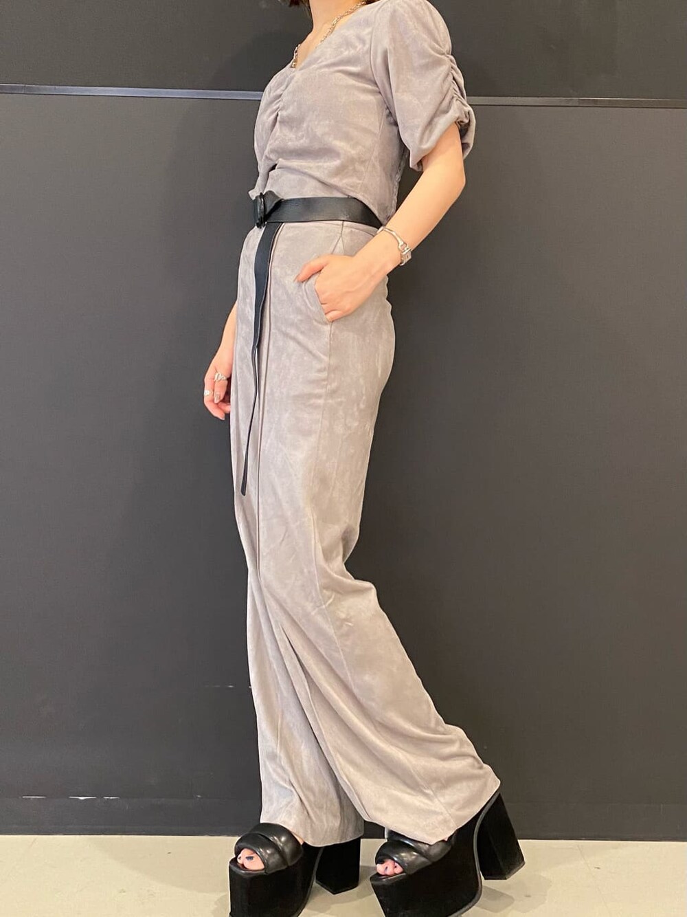 グレー系のその他パンツ、ブラック系のサンダル、グレー系のTシャツ/カットソーを着用したレディースの夏コーディネートの6枚目の写真