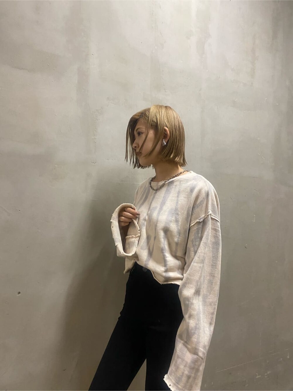 ブラック系のサンダル、ブラック系のデニムパンツ、グレー系のTシャツ/カットソーを着用したレディースの秋コーディネートの5枚目の写真