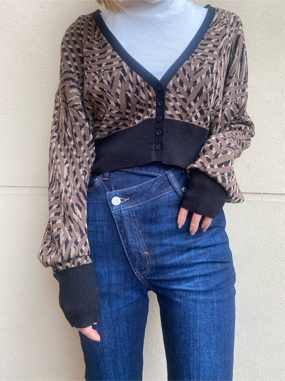 ブラック系のサンダル、その他のカーディガン/ボレロ、ホワイト系のTシャツ/カットソーを着用したレディースの秋コーディネートの7枚目の写真