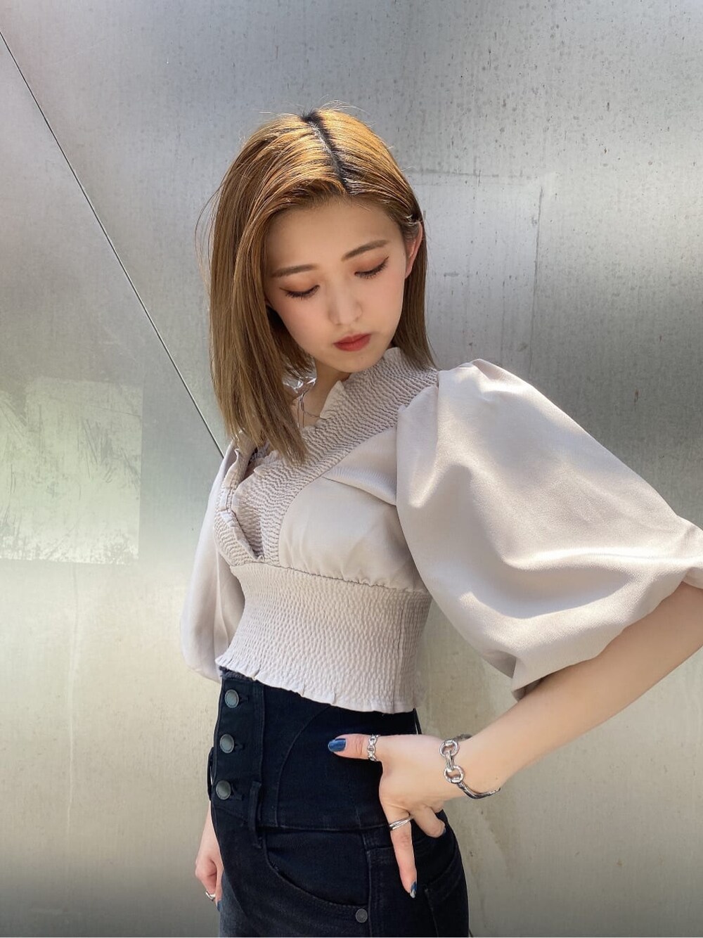 ブラック系のサンダル、ホワイト系のシャツ/ブラウス、ブラック系のデニムパンツを着用したレディースの夏コーディネートの3枚目の写真