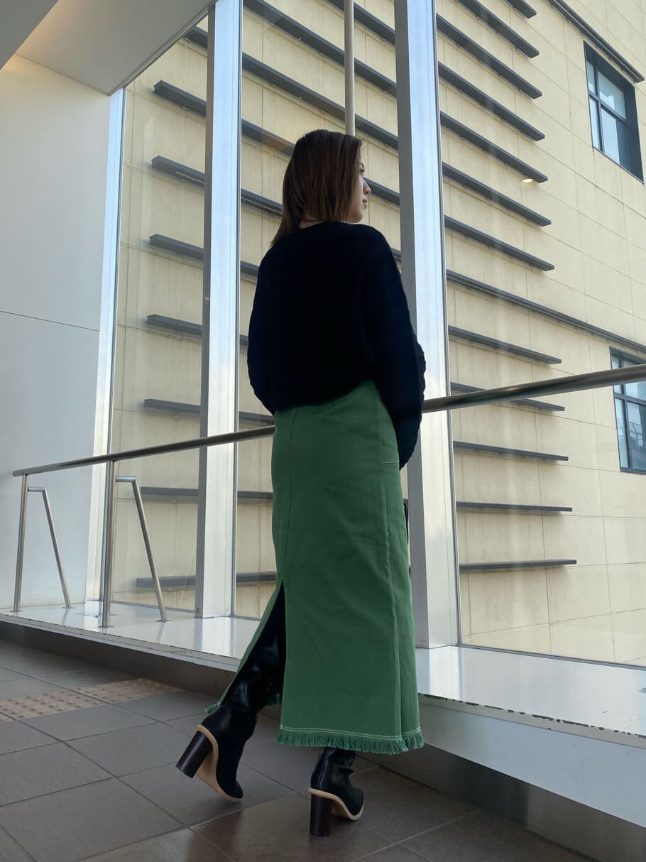 ブラック系のニット/セーター、ブラック系のブーツ、ブラック系のハンドバッグを着用したレディースの冬コーディネートの3枚目の写真