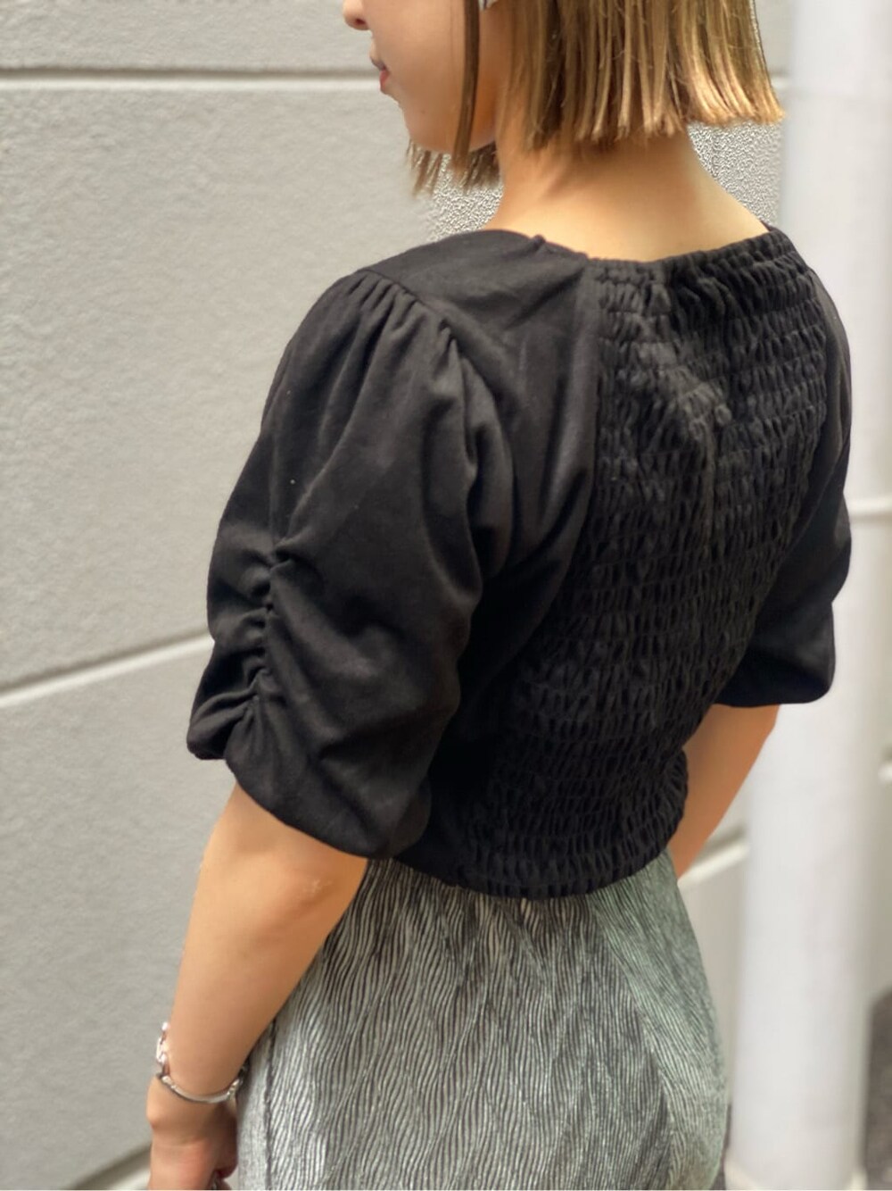 グリーン系のその他パンツ、ブラック系のサンダル、ブラック系のハンドバッグを着用したレディースの夏コーディネートの5枚目の写真