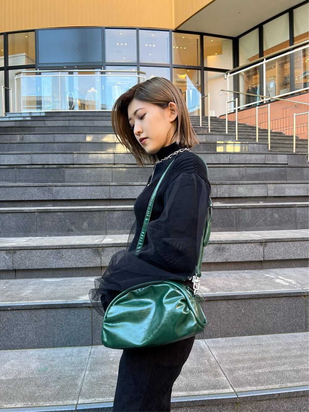 ブラック系のその他パンツ、グリーン系のボディバッグ/ウエストポーチ、その他のローファーを着用したレディースの秋コーディネートの3枚目の写真