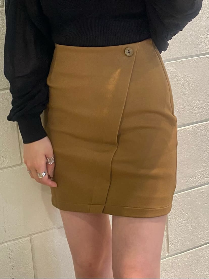 イエロー系のスカート、ブラック系のサンダル、ブラック系のカーディガン/ボレロを着用したレディースの夏コーディネートの7枚目の写真