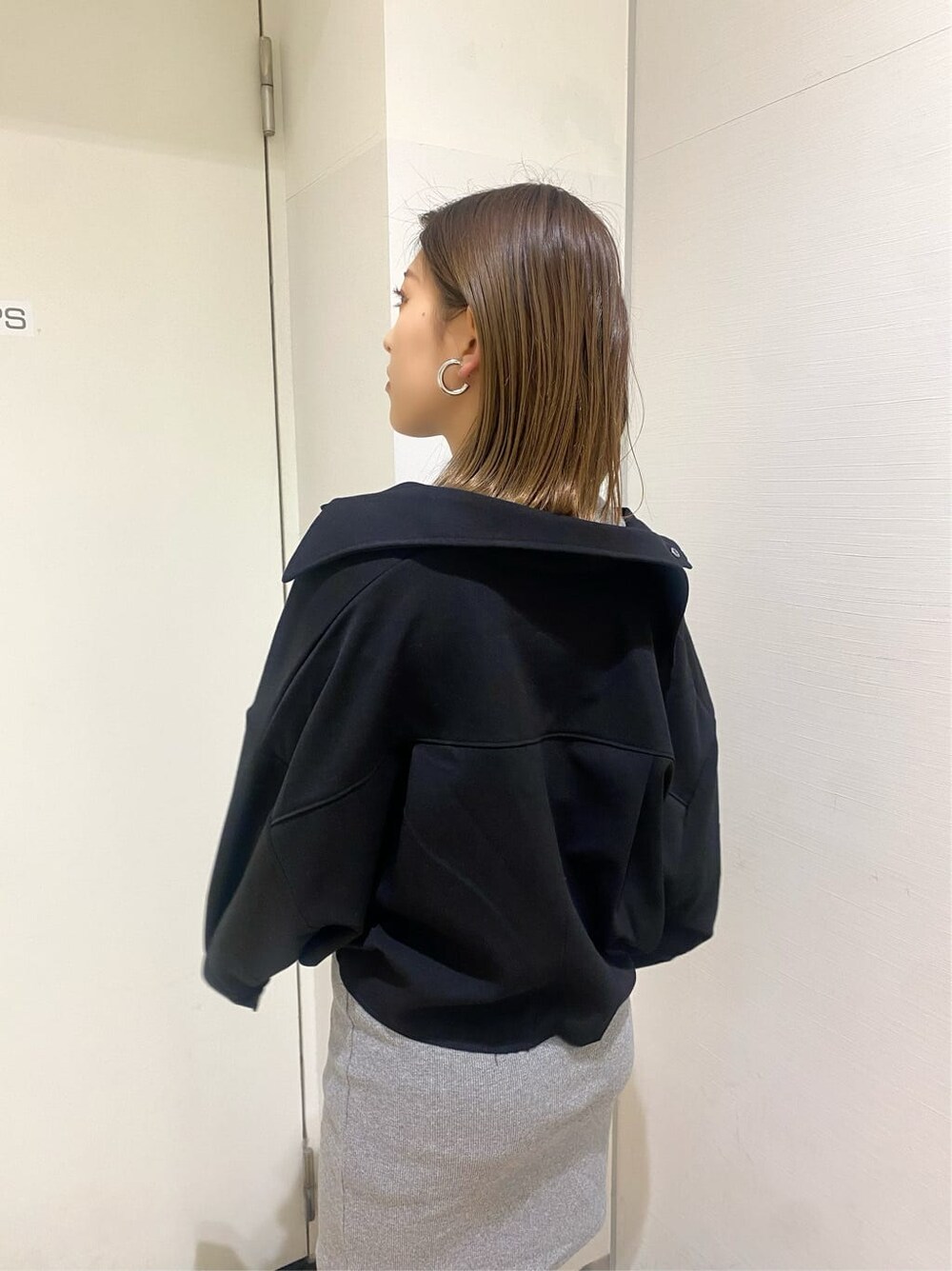 ブラック系のブルゾン、グレー系のワンピース、ブラック系のサンダルを着用したレディースの春コーディネートの6枚目の写真