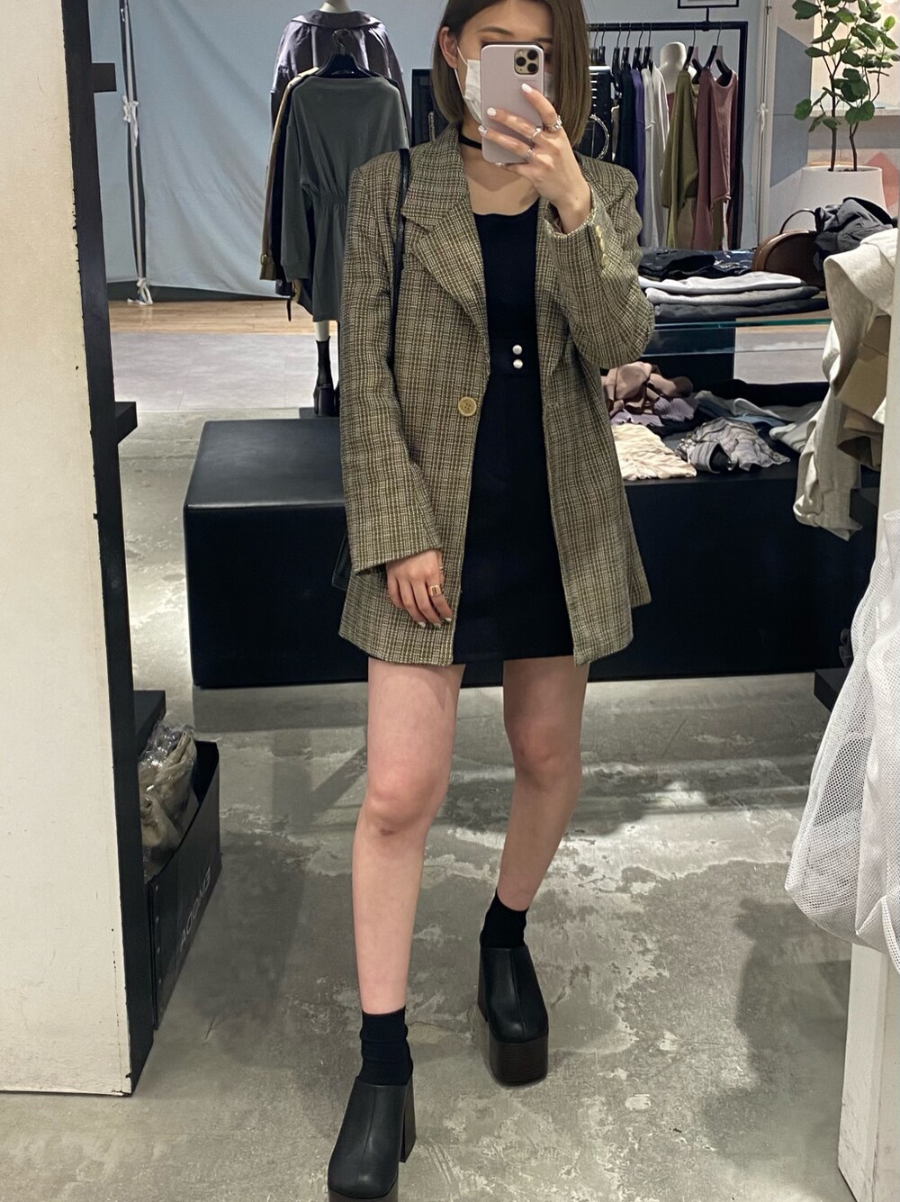 その他のテーラードジャケット、ブラック系のショルダーバッグ、ブラック系のサンダルを着用したレディースの春コーディネートの2枚目の写真