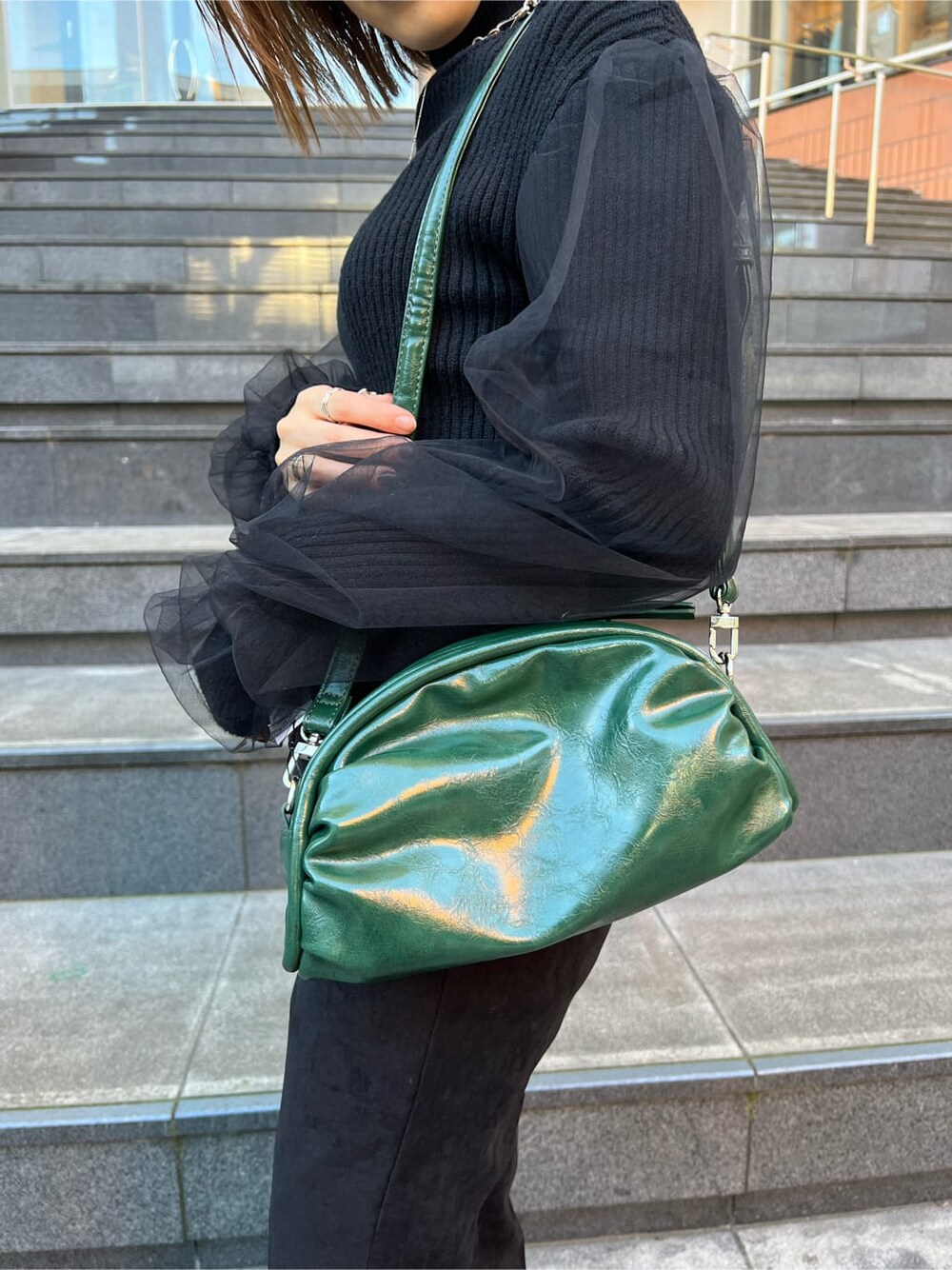 ブラック系のその他パンツ、グリーン系のボディバッグ/ウエストポーチ、その他のローファーを着用したレディースの秋コーディネートの9枚目の写真