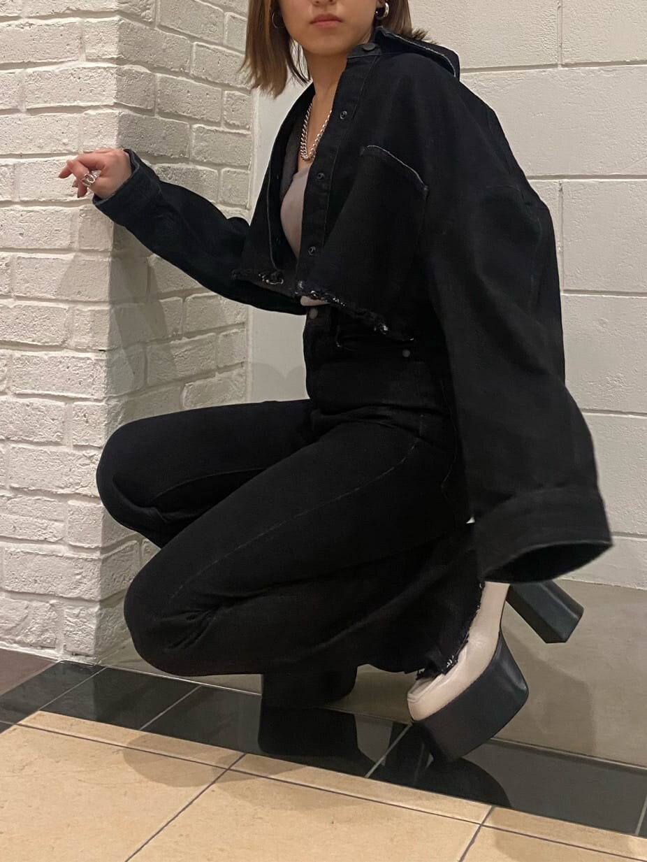 ホワイト系のローファー、グレー系のキャミソール、ブラック系のデニムジャケットを着用したレディースの春コーディネートの4枚目の写真