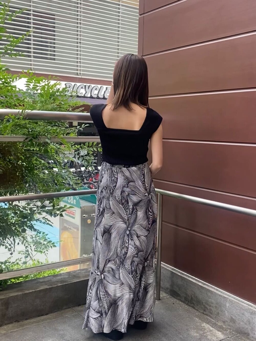 ブラック系のサンダル、ブラック系のタンクトップ、その他のスカートを着用したレディースの夏コーディネートの5枚目の写真