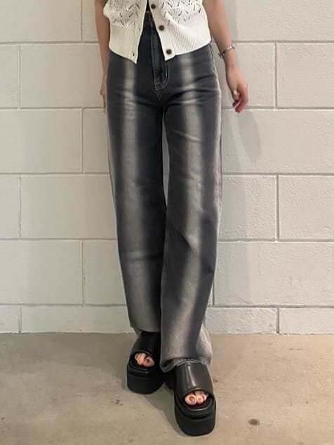 ブラック系のサンダル、ブラック系のデニムパンツ、ホワイト系のニット/セーターを着用したレディースの春コーディネートの7枚目の写真