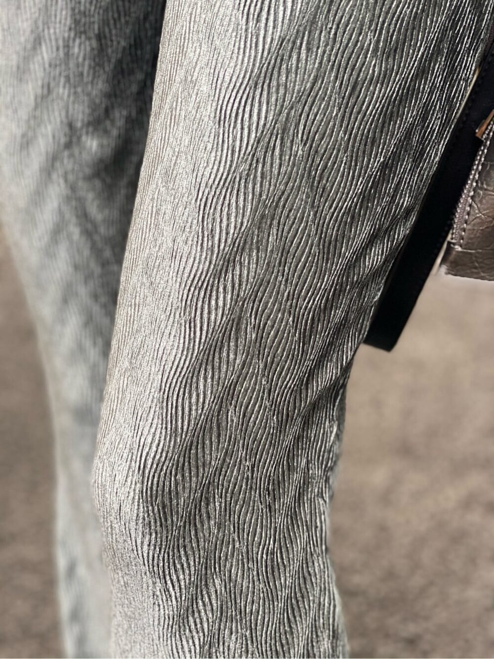 グリーン系のその他パンツ、ブラック系のサンダル、ブラック系のハンドバッグを着用したレディースの夏コーディネートの6枚目の写真