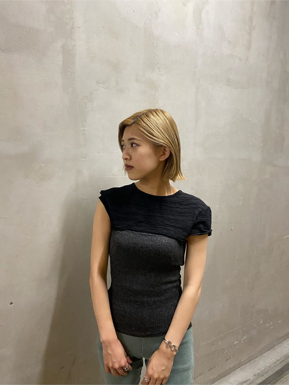 ブラック系のローファー、その他のブルゾン、グリーン系のその他パンツを着用したレディースの秋コーディネートの3枚目の写真