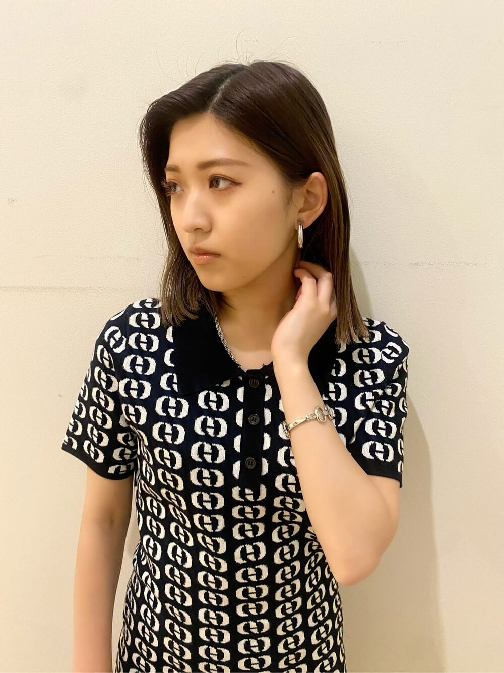 ブラック系のサンダル、その他のワンピース、ブラック系のハットを着用したレディースの春コーディネートの5枚目の写真