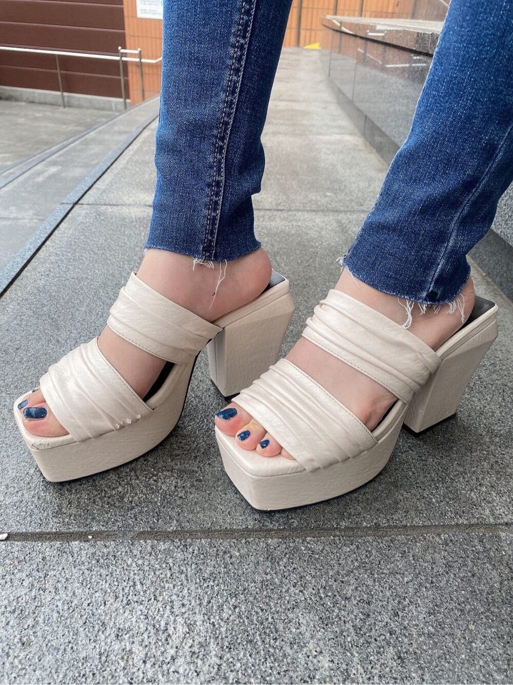 ホワイト系のサンダル、ブルー系のデニムパンツ、ピンク系のシャツ/ブラウスを着用したレディースの夏コーディネートの5枚目の写真