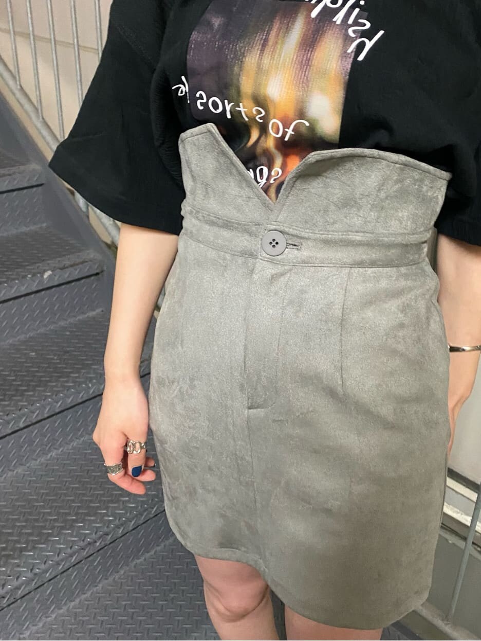 グレー系のスカート、ブラック系のサンダル、ブラック系のTシャツ/カットソーを着用したレディースの夏コーディネートの5枚目の写真