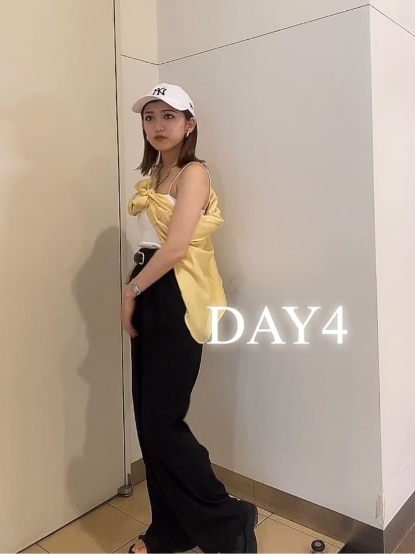 ホワイト系のキャミソール、イエロー系のシャツ/ブラウス、ブラック系のその他パンツを着用したレディースの夏コーディネートの2枚目の写真