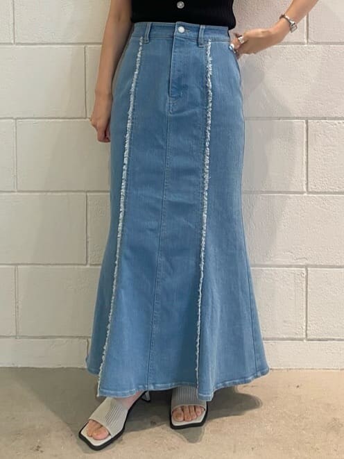 ブラウン系のハンドバッグ、ブルー系のスカート、ブラック系のタンクトップを着用したレディースの夏コーディネートの8枚目の写真