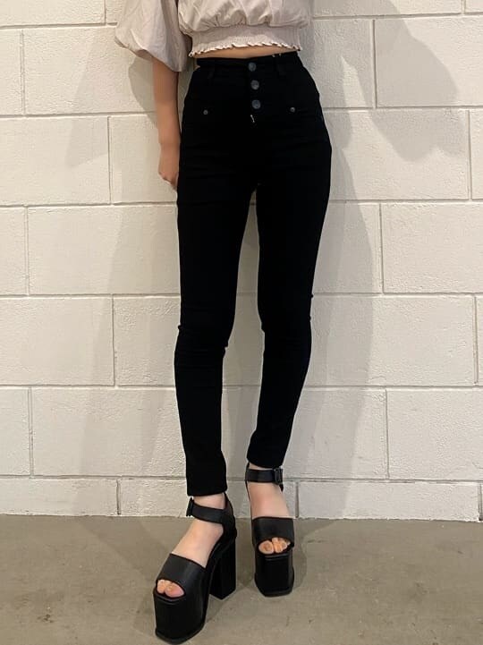 ブラック系のデニムパンツ、ブラック系のサンダル、ホワイト系のTシャツ/カットソーを着用したレディースの夏コーディネートの8枚目の写真