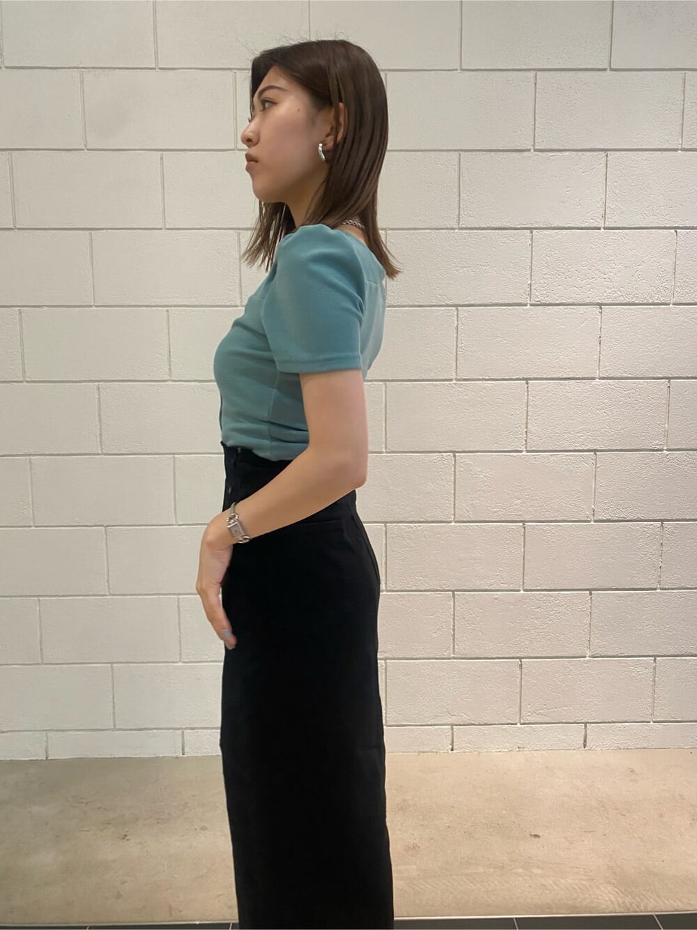 ブラック系のサンダル、ブラック系のスカート、ブルー系のTシャツ/カットソーを着用したレディースの夏コーディネートの4枚目の写真