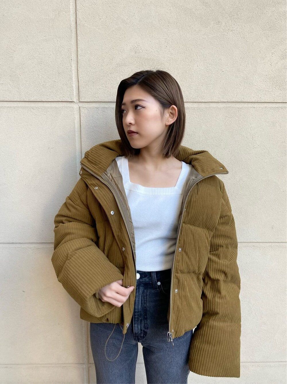 その他のローファー、イエロー系のダウンジャケット/コート、ホワイト系のニット/セーターを着用したレディースの冬コーディネートの8枚目の写真