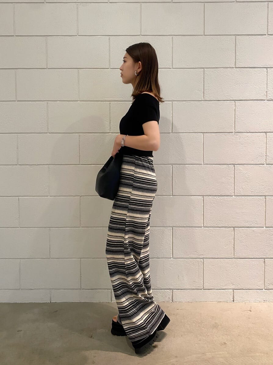 その他のその他パンツ、ブラック系のサンダル、ブラック系のニット/セーターを着用したレディースの夏コーディネートの2枚目の写真