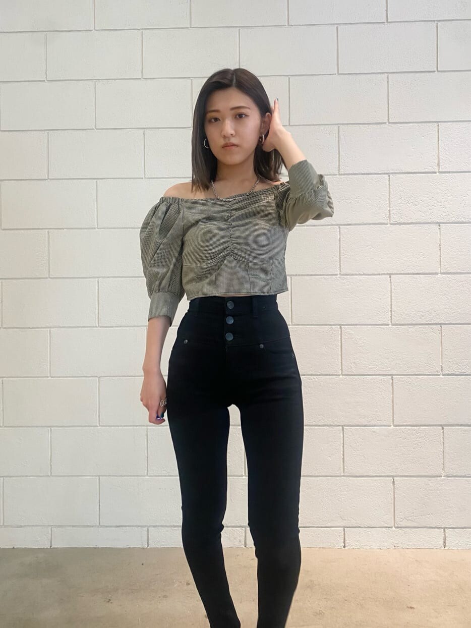 ブラック系のデニムパンツ、ブラック系のサンダル、その他のTシャツ/カットソーを着用したレディースの春コーディネートの4枚目の写真