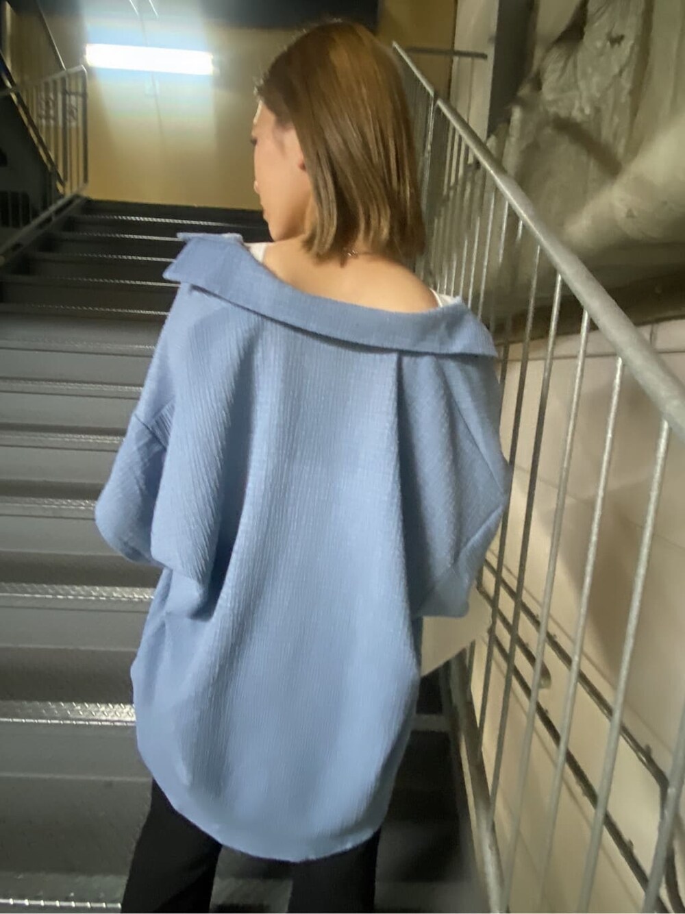 ブルー系のシャツ/ブラウス、ブラック系のサンダル、ホワイト系のニット/セーターを着用したレディースの夏コーディネートの4枚目の写真