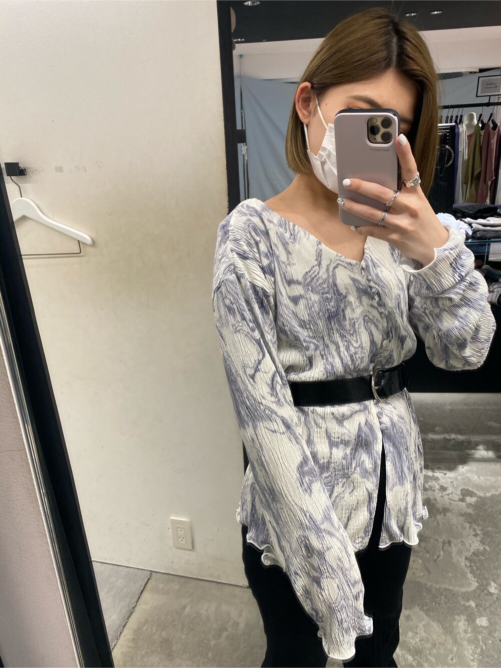 ブラック系のその他パンツ、その他のシャツ/ブラウス、ブラック系のベルトを着用したレディースの春コーディネートの2枚目の写真