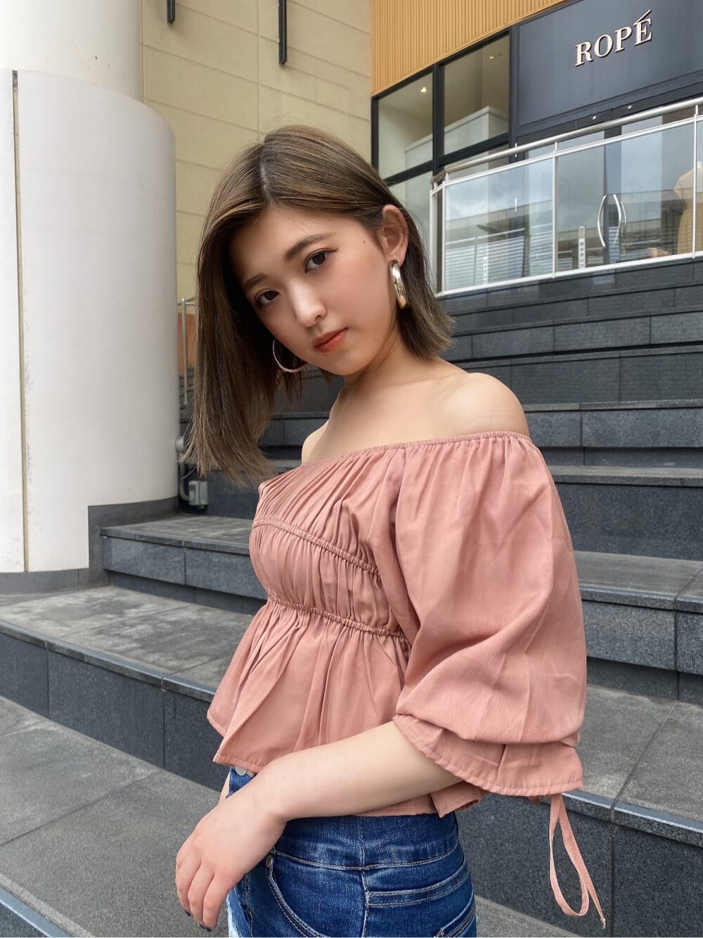 ホワイト系のサンダル、ブルー系のデニムパンツ、ピンク系のシャツ/ブラウスを着用したレディースの夏コーディネートの2枚目の写真