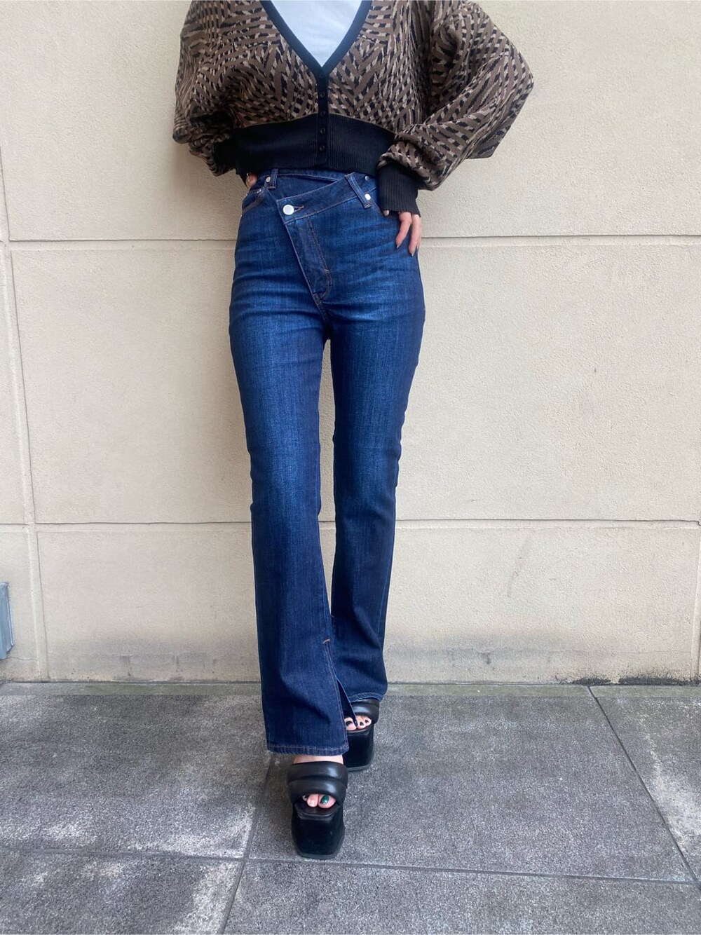 ブラック系のサンダル、その他のカーディガン/ボレロ、ホワイト系のTシャツ/カットソーを着用したレディースの秋コーディネートの6枚目の写真