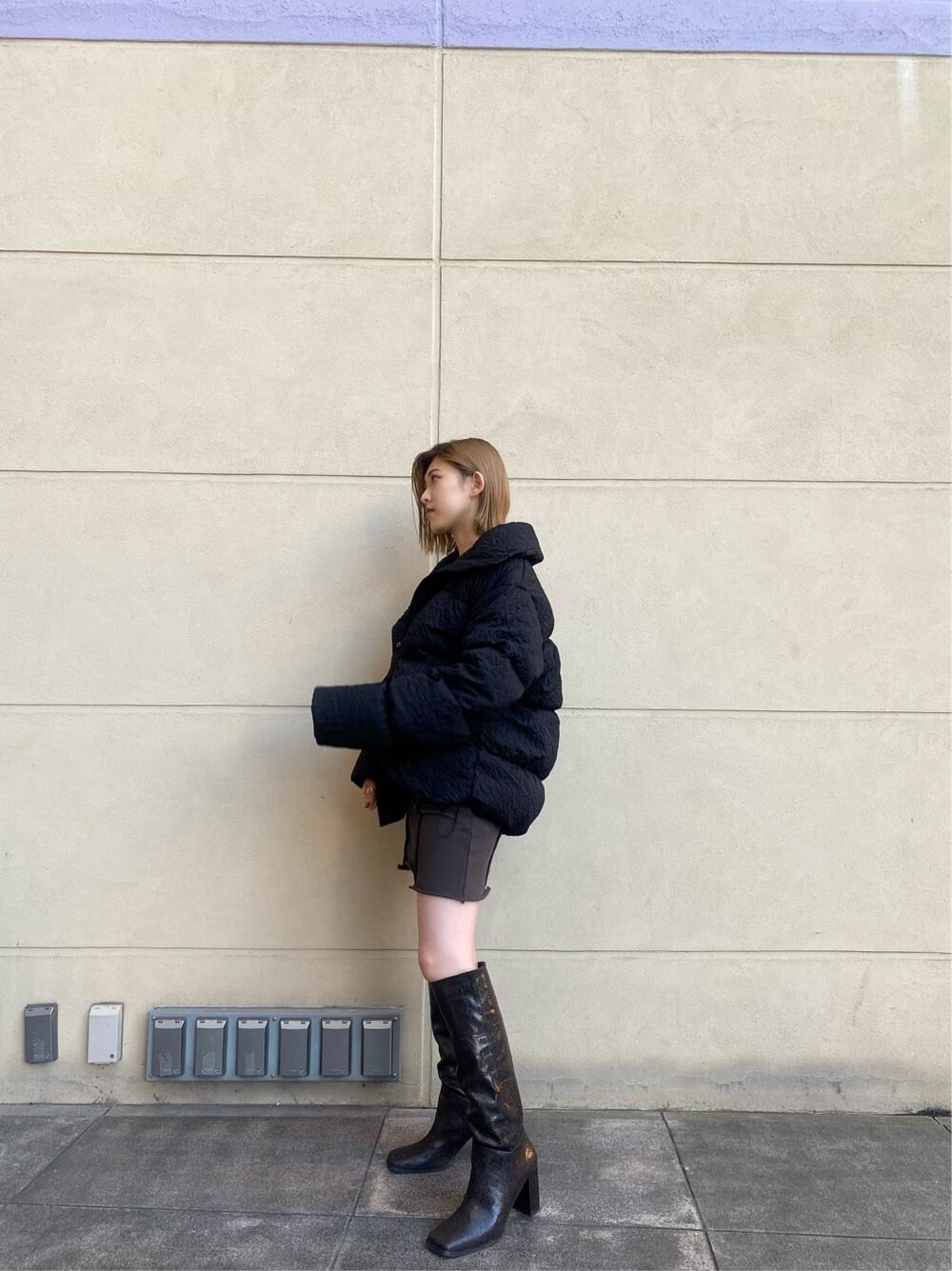 その他のブーツ、ブラック系のダウンジャケット/コート、グレー系のワンピースを着用したレディースの秋コーディネートの10枚目の写真