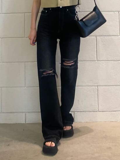 ブラック系のハンドバッグ、ホワイト系のTシャツ/カットソー、イエロー系のテーラードジャケットを着用したレディースの夏コーディネートの8枚目の写真