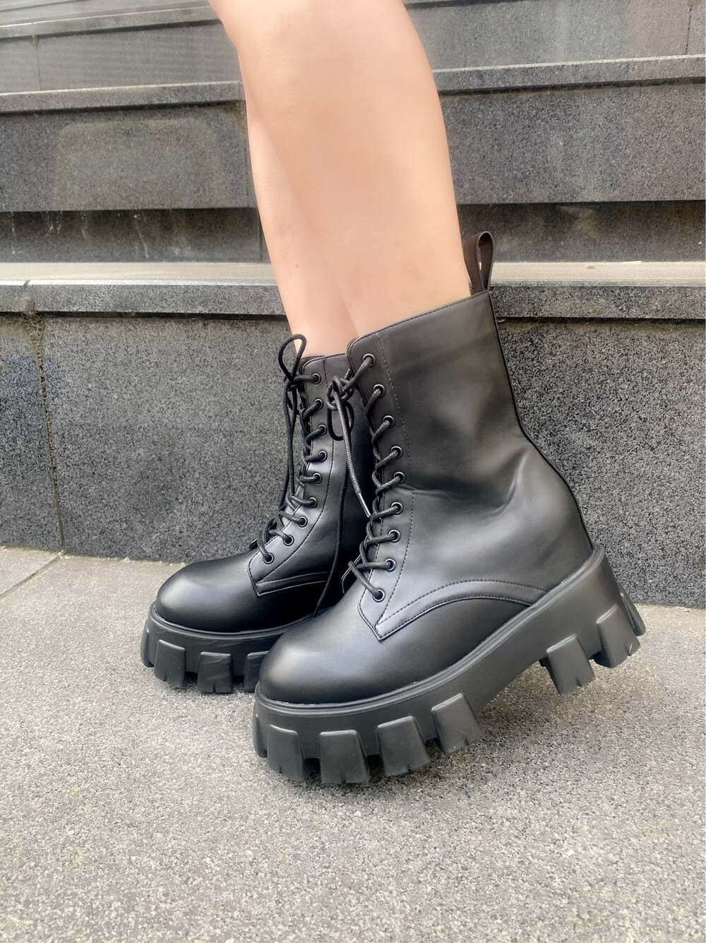 グレー系のシャツワンピース、ブラック系のブーツを着用したレディースの冬コーディネートの9枚目の写真