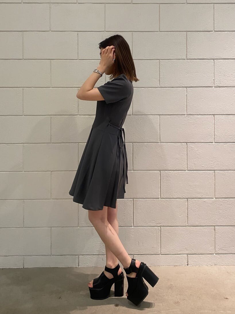 グレー系のワンピースを着用したレディースの夏コーディネートの2枚目の写真