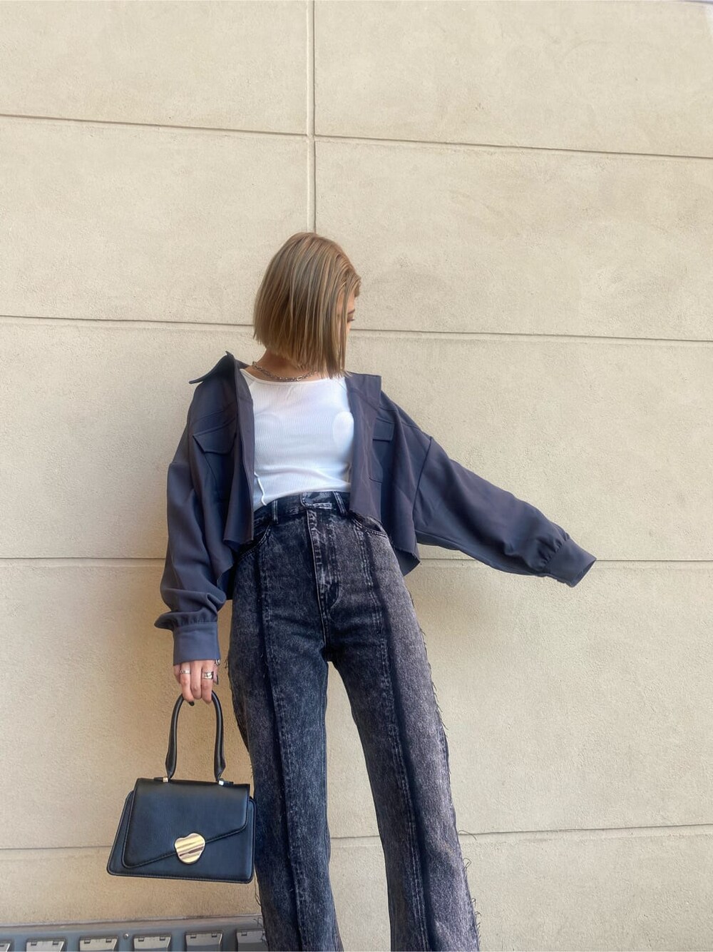 ブルー系のテーラードジャケット、ブラック系のハンドバッグ、ホワイト系のTシャツ/カットソーを着用したレディースの夏コーディネートの5枚目の写真