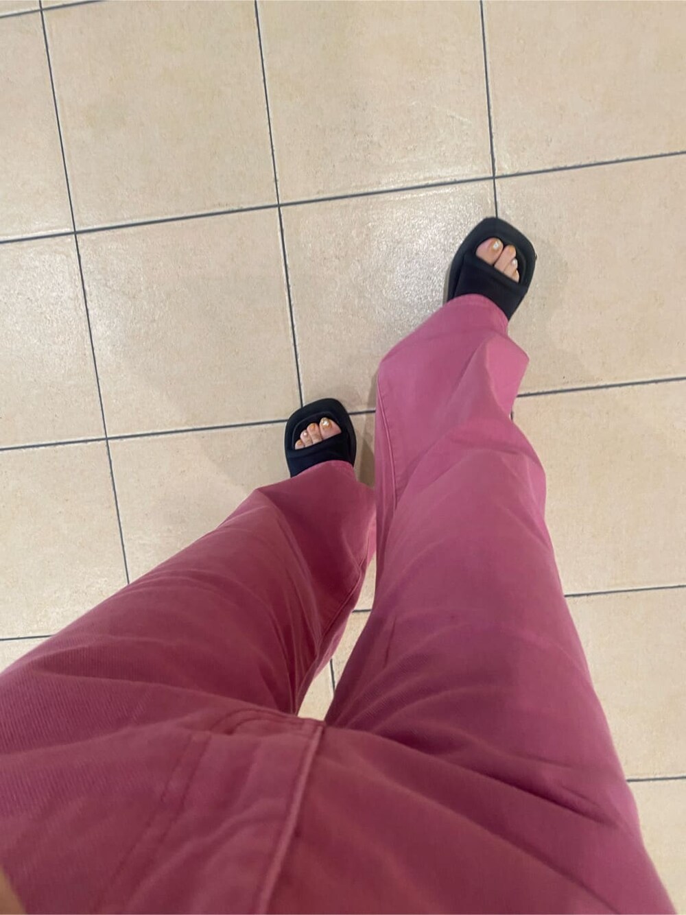 ピンク系のデニムパンツ、ブラック系のTシャツ/カットソー、シルバー系のネックレスを着用したレディースの夏コーディネートの9枚目の写真