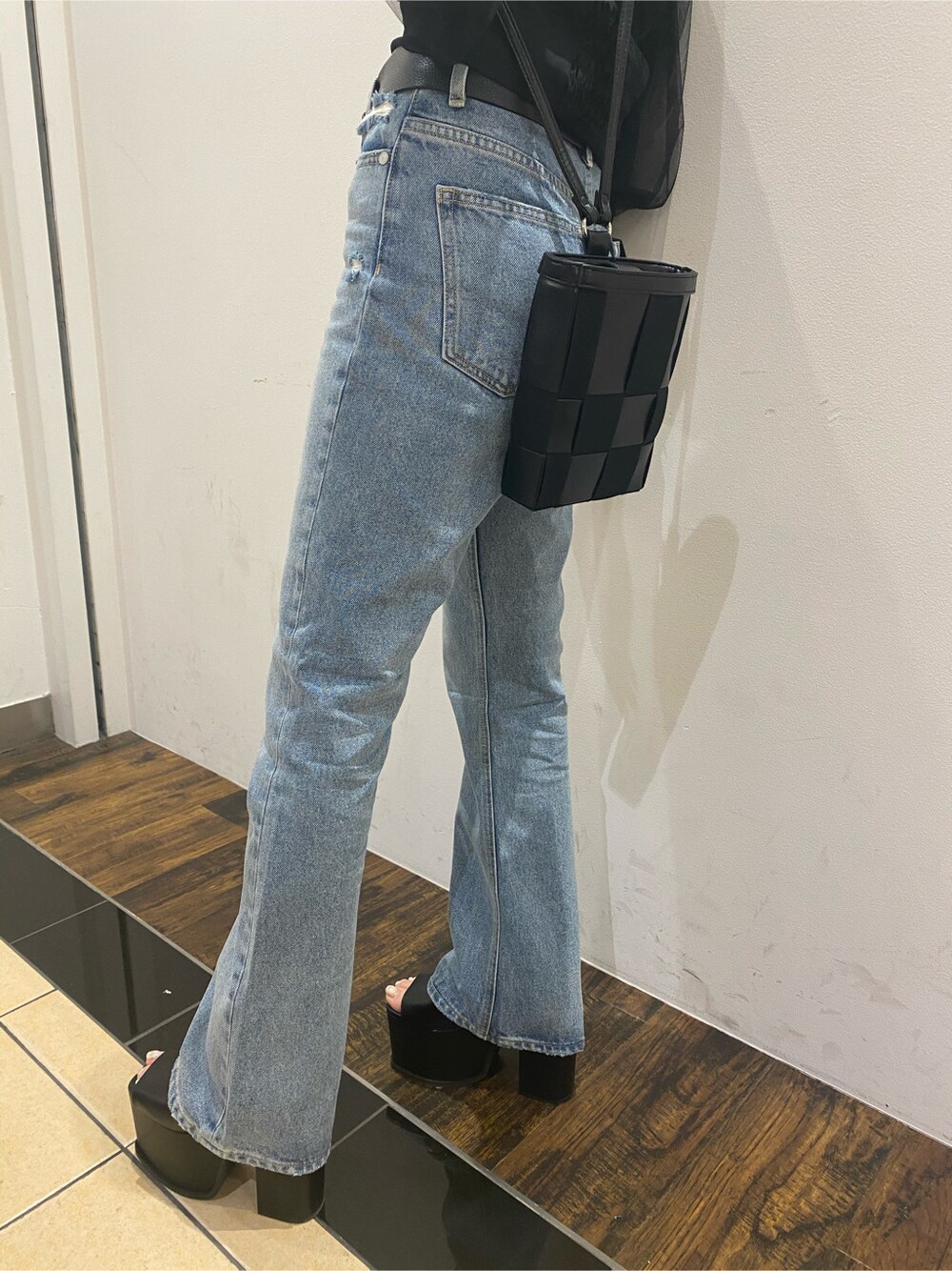 ブラック系のショルダーバッグ、ブルー系のデニムパンツ、ブラック系のシャツ/ブラウスを着用したレディースの春コーディネートの5枚目の写真