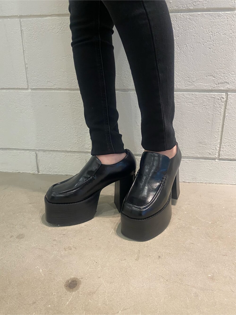 ベージュ系のトレンチコート、ブラック系のローファー、パープル系のニット/セーターを着用したレディースの冬コーディネートの8枚目の写真