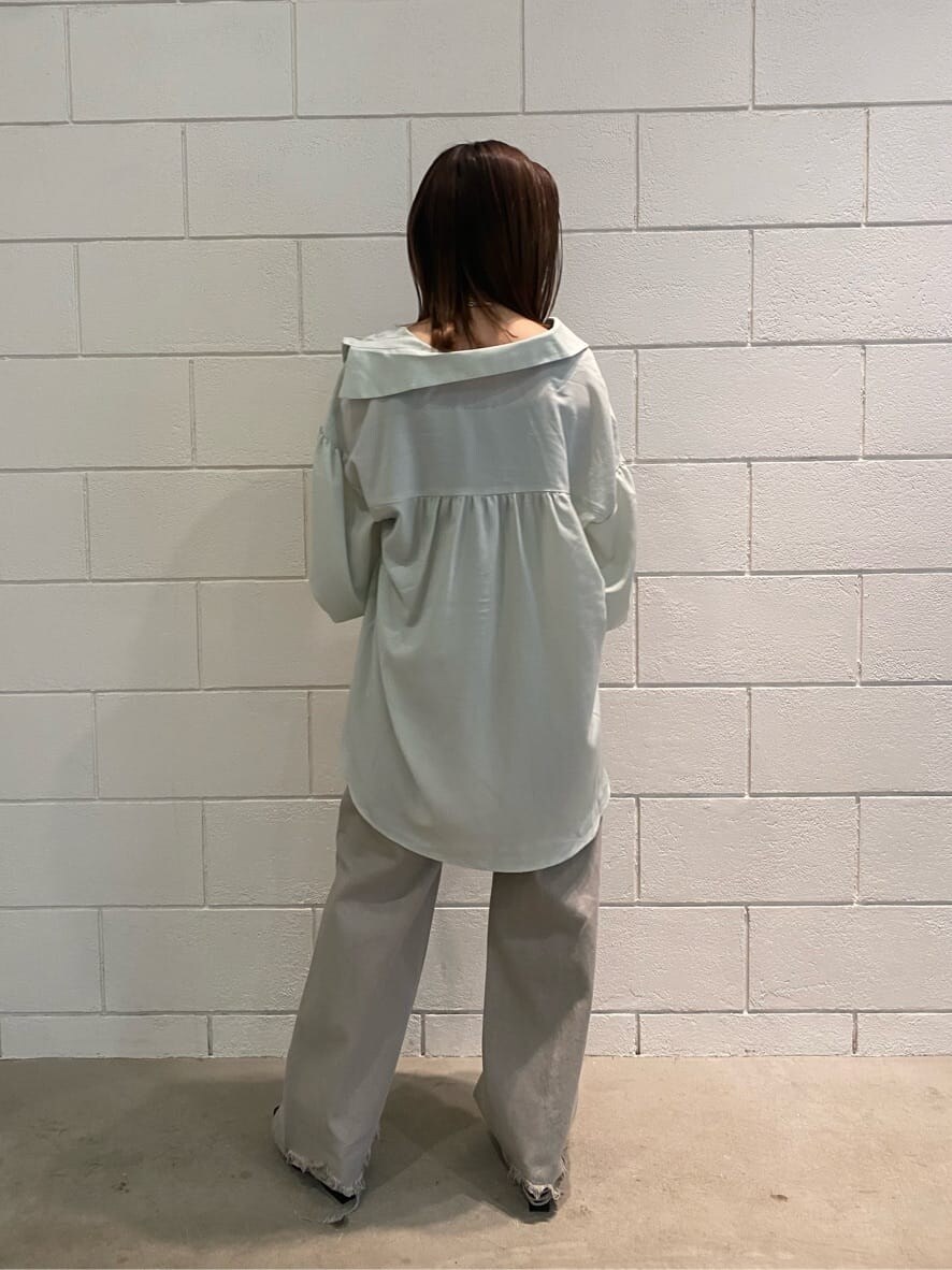 ブラック系のサンダル、グレー系のシャツ/ブラウス、ブラック系のタンクトップを着用したレディースの夏コーディネートの2枚目の写真